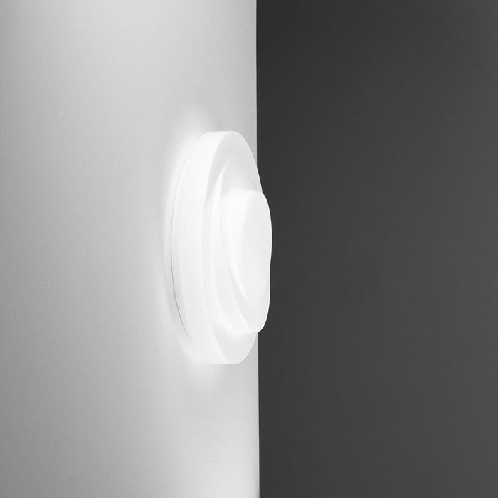 Loop-Line Ceiling / Wall Light in Detail.