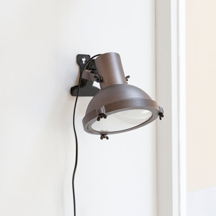 Projecteur Table Lamp with Clip in Detail.
