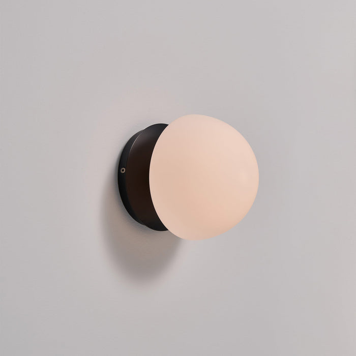 Pensee LED Wall Lamp in Detail.