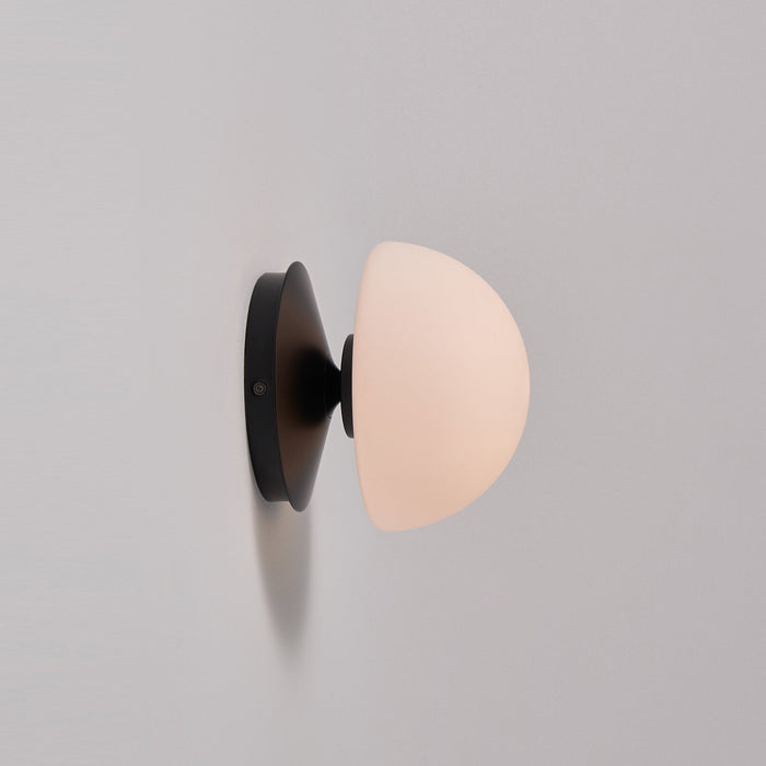 Pensee LED Wall Lamp in Detail.